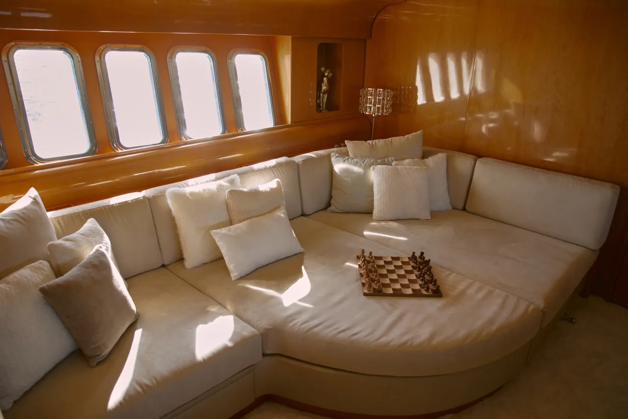Leopard 90 lounge interior