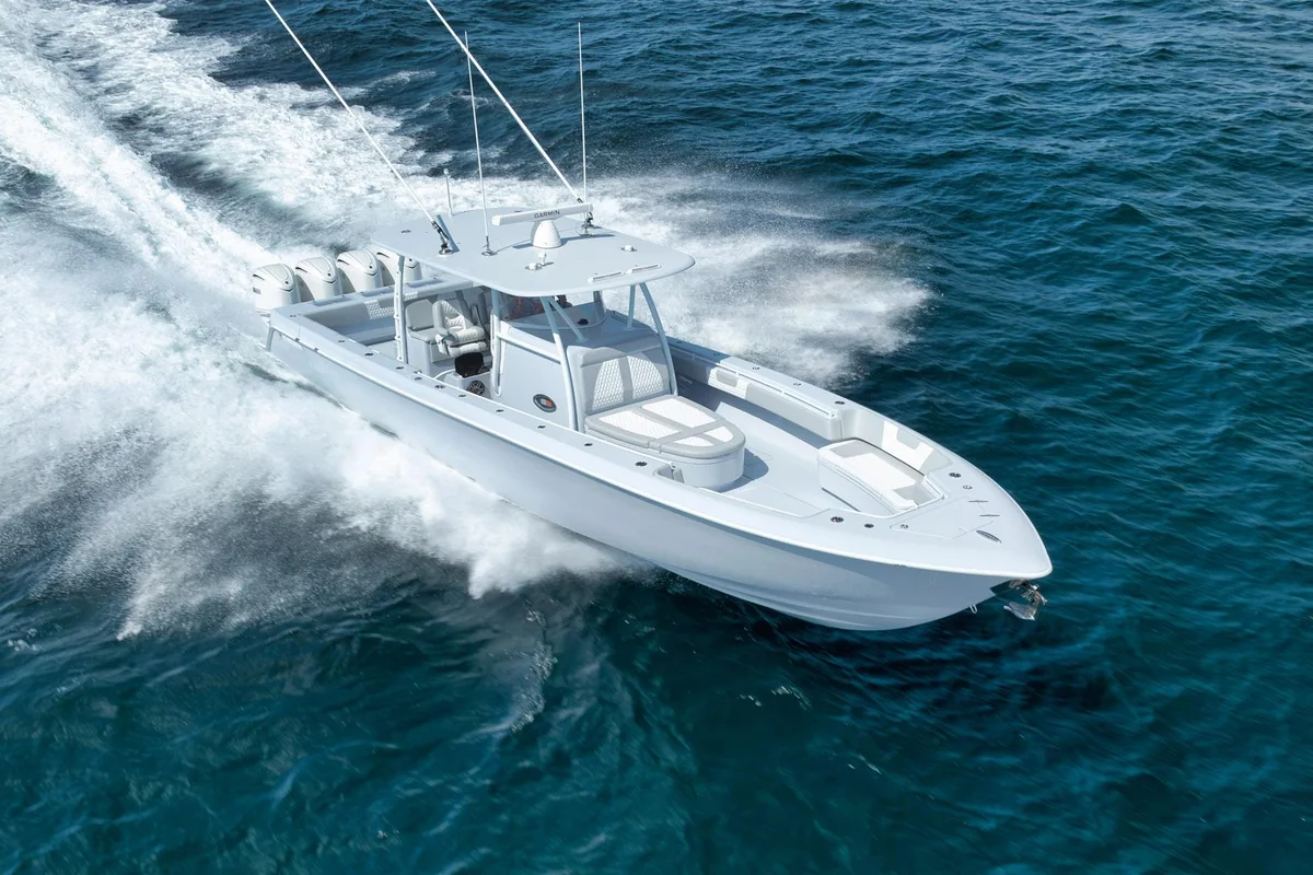Contender 44 centre console running at speed