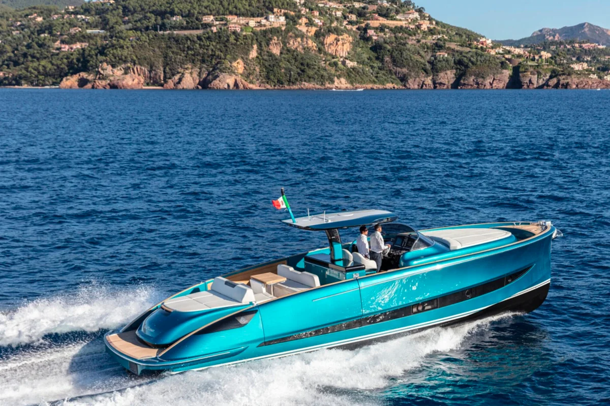 Solaris Power 48 with turquoise hull running at speed